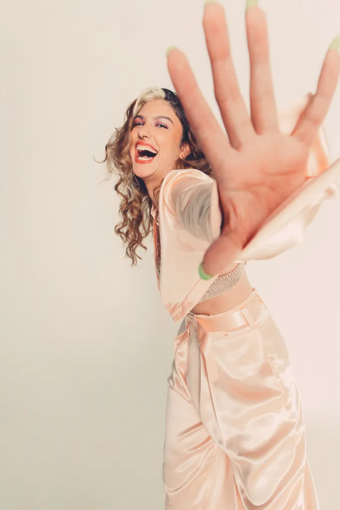 GIOVANNA-GRIGIO-REBELDE-ELLE-01.jpg