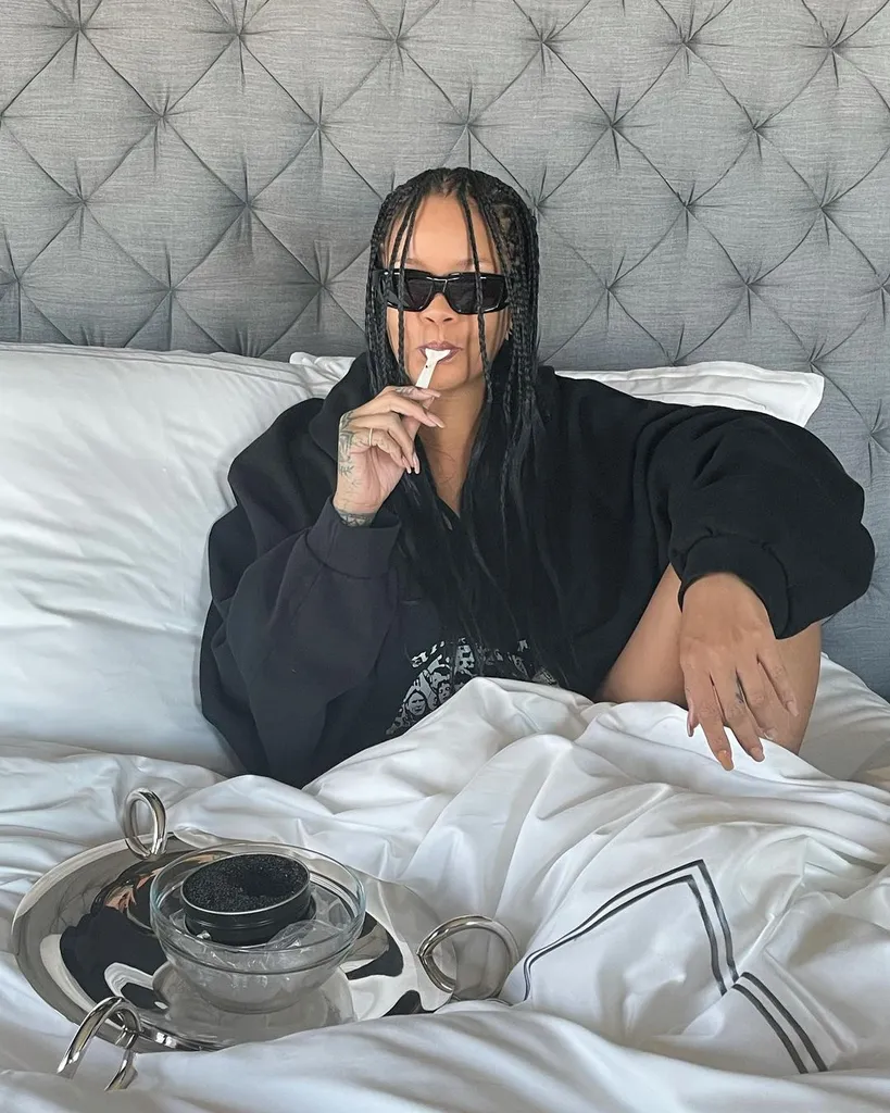 El desayuno de millonaria de Rihanna: caviar en la cama