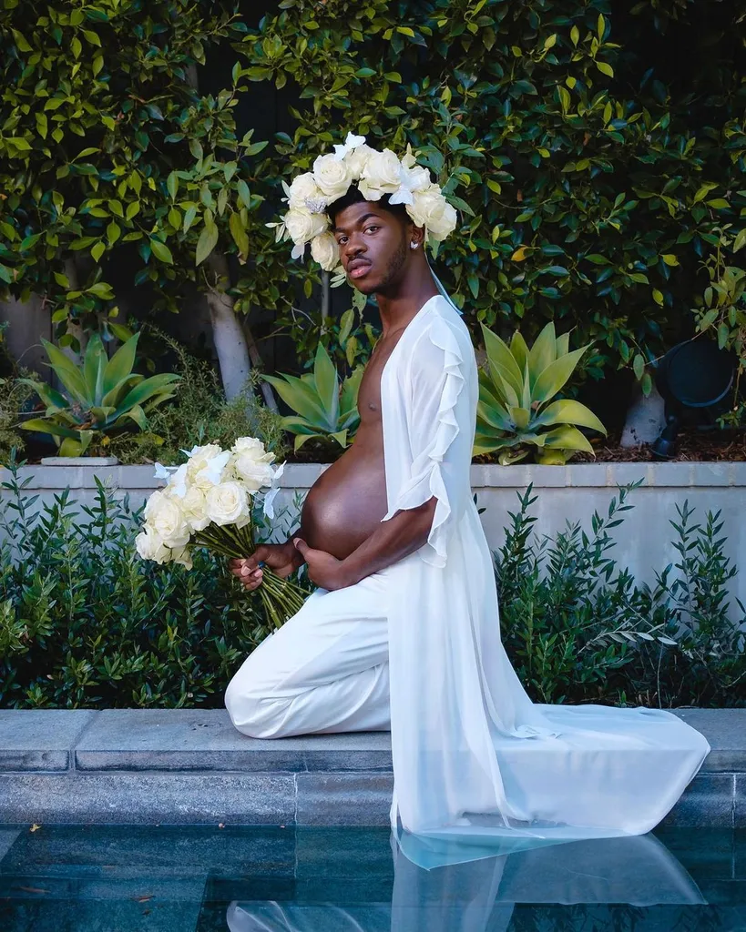 Lil Nas X promociona su nuevo álbum con una sesión de fotos embarazado