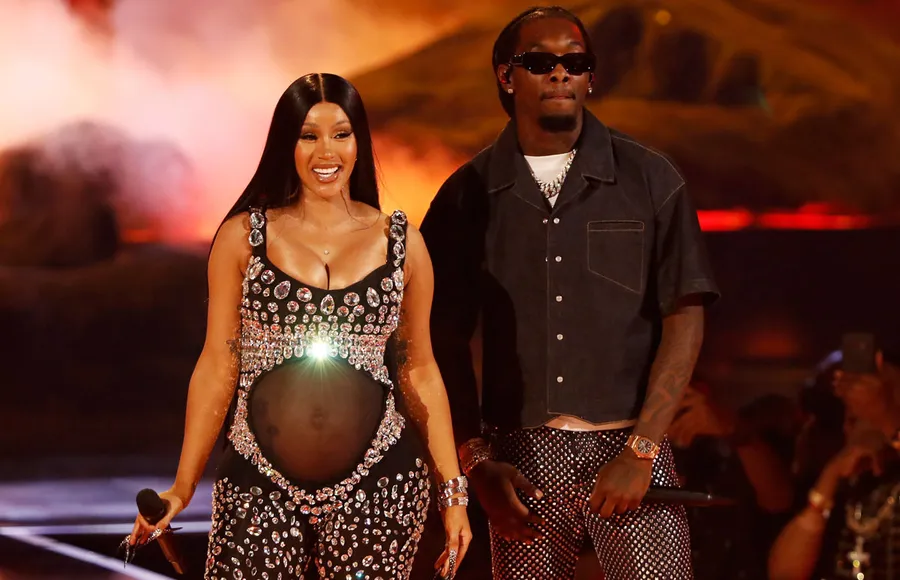 Cardi B revela su embarazo en un Dolce&Gabbana a la medida