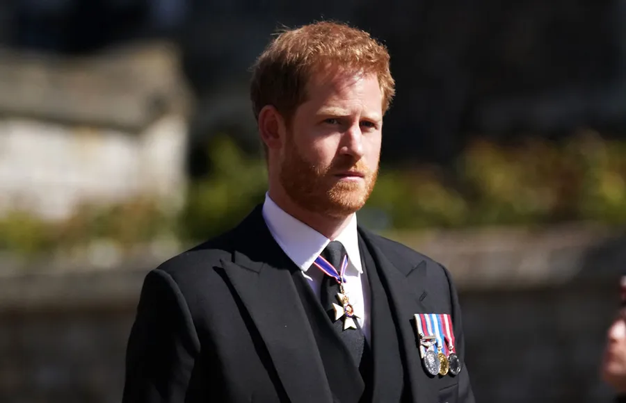 El príncipe Harry regresa al Reino Unido, una vez más, sin Meghan Markle