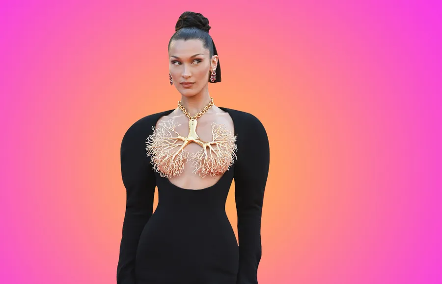 Lo que nadie notó del look Schiaparelli de Bella Hadid: su tatuaje
