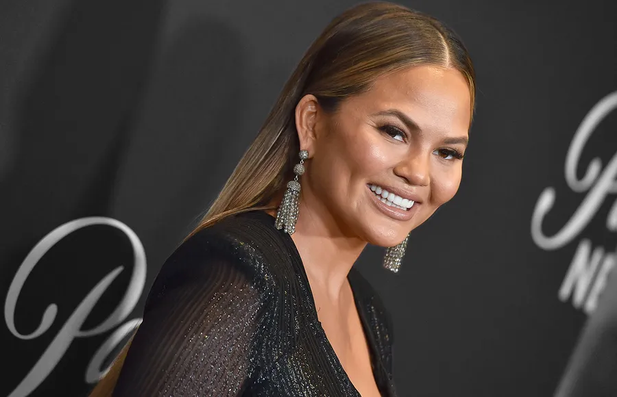 Chrissy Teigen niega eliminar los comentarios de sus haters en redes sociales
