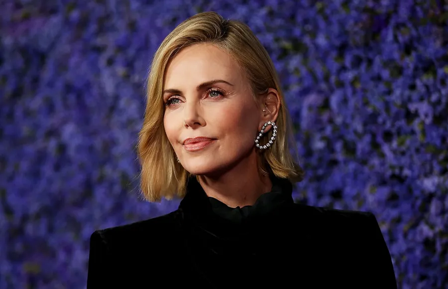 Charlize Theron recuerda el día que su madre mató a su padre en defensa propia