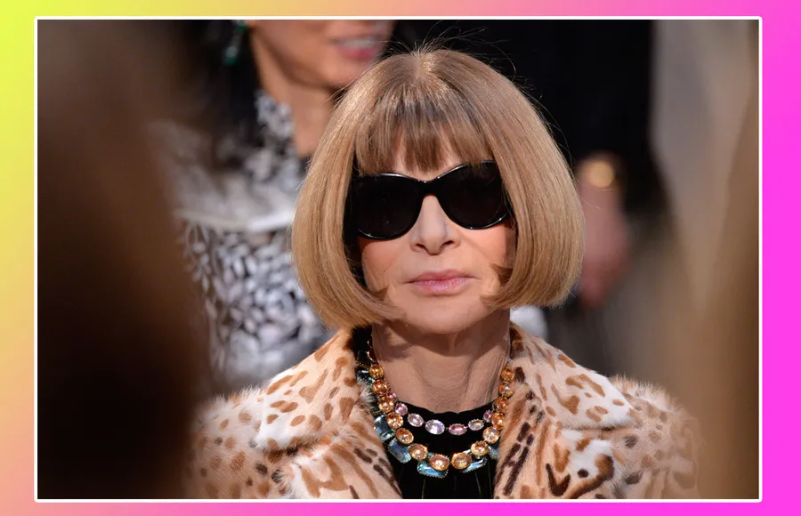 Una rara fotografía de Anna Wintour sonriendo y sin lentes