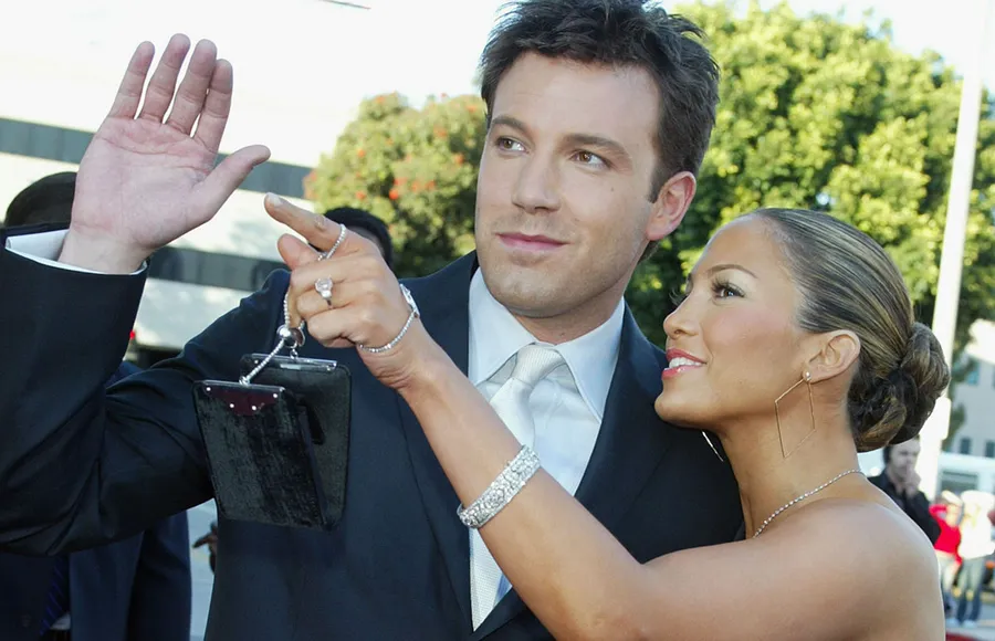 JLo aún tiene el anillo de compromiso de Ben Affleck y parece, lo usará de nuevo