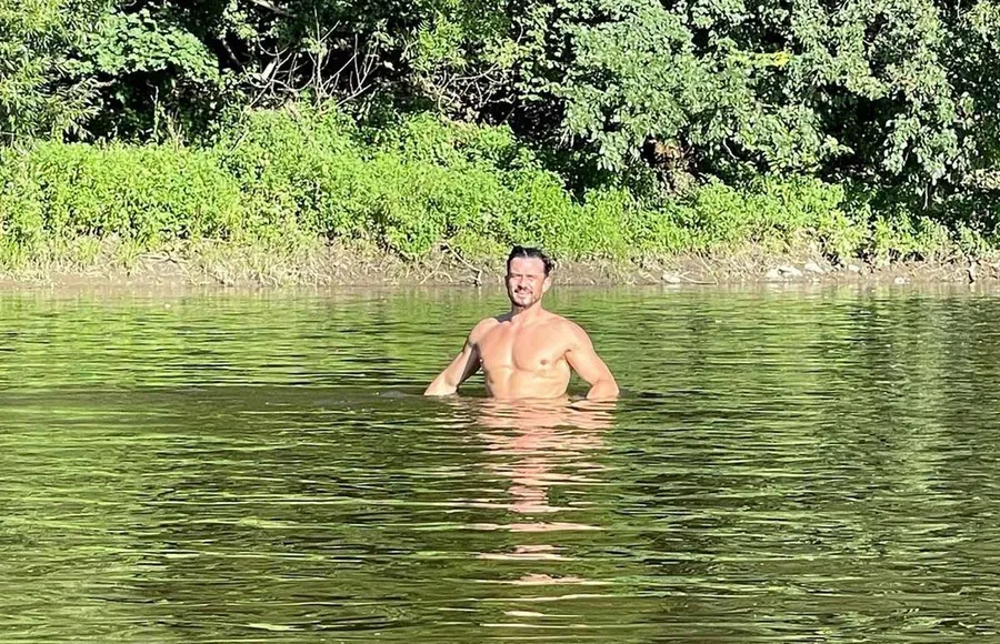 Orlando Bloom se desnuda en un lago y etiqueta a Katy Perry en su nude