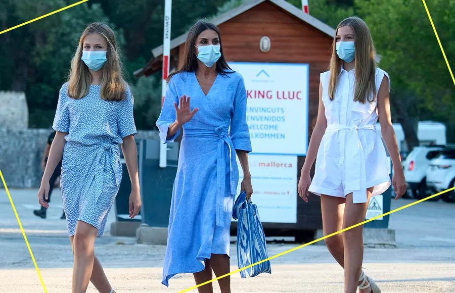 La reina y las princesas con su look más veraniego: vestido cruzado y alpargatas