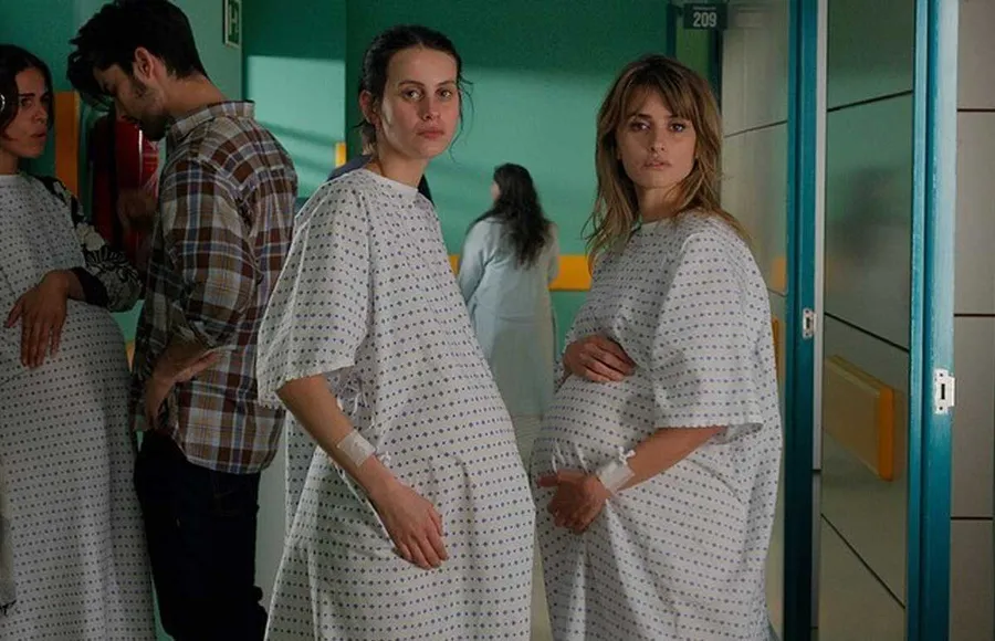 Instagram censura el cartel de la película "Madres Paralelas" de Almodóvar