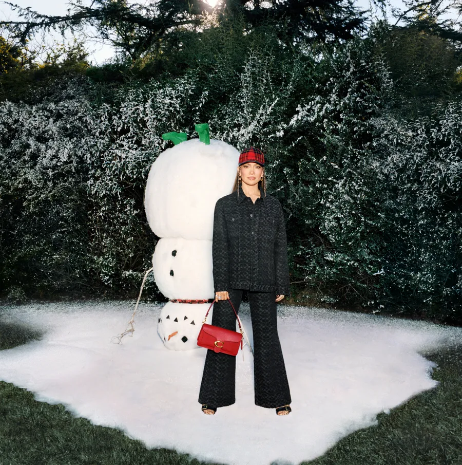 jennifer lopez navidad coach
