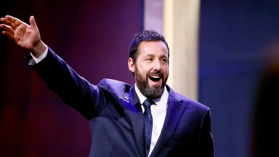 Adam Sandler es el más swiftie en la premiere de The Eras Tour.